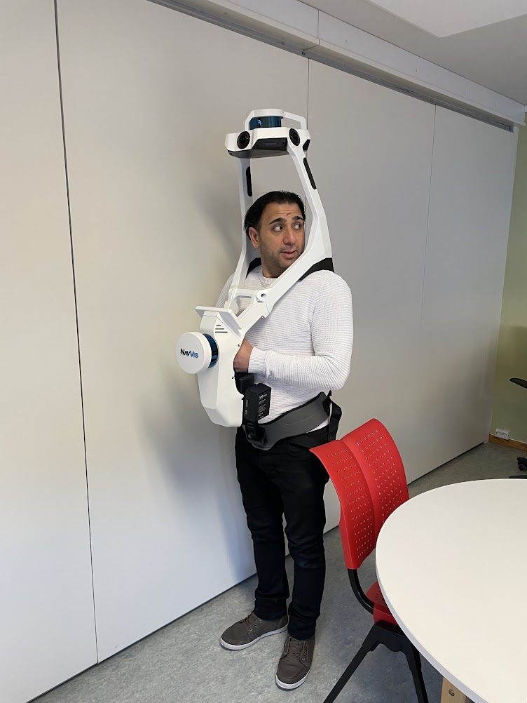 Kollega demonstrerer VLX-3 skannaroppsettet iført eininga