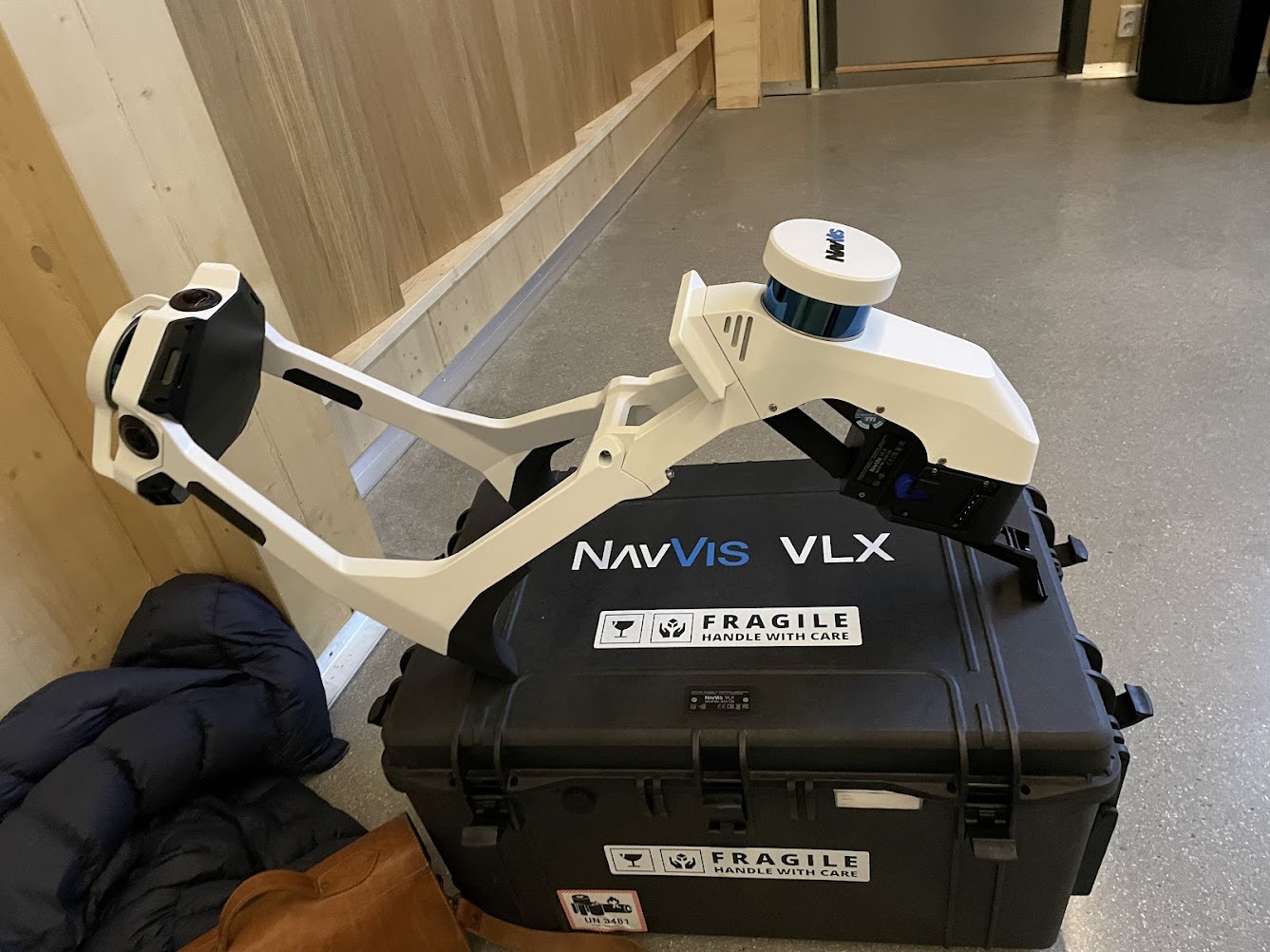 NavVis VLX-3 skanner liggande oppå kofferten sin